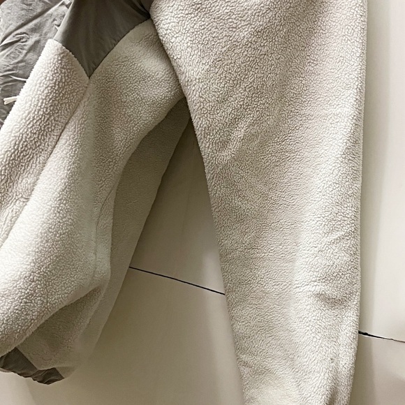 The Northface • Women’s Jacket •Med - Picture 7 of 15